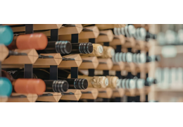 Comment nettoyer une cave à vin ? Guide et astuces de pro